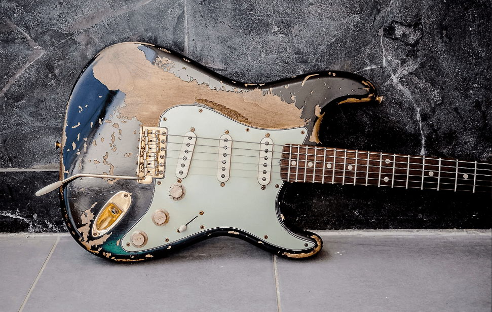 Publicada en Reverb: "Fender Stratocaster CS ’60 Stratocaster Ultimate Relic, 
Masterbuilt by Jason Smith, Black with Gold HW" 