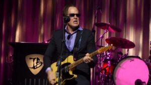 Bonamassa tocando con la mejor, la Fender Nocaster 51