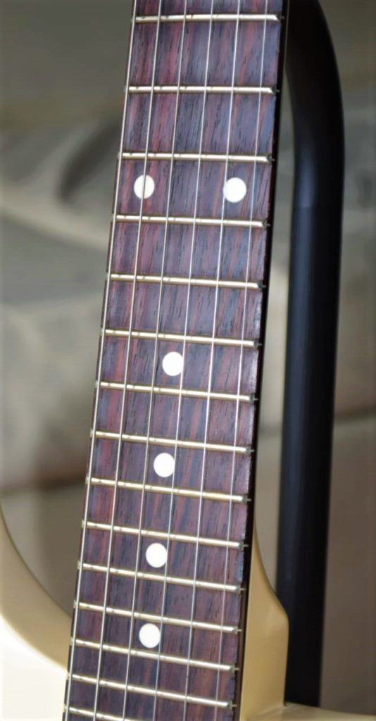 Rosewood fretboard with excellently crowned medium frets.