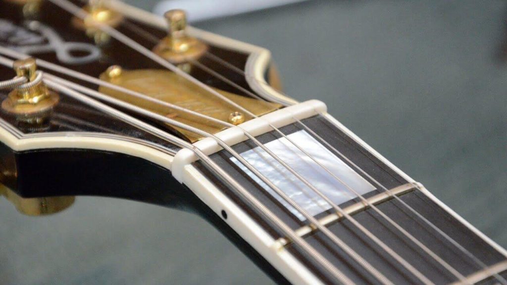 Fotografía de uitarra eléctrica Gibson Lucille - La cejilla es fundamental para la afinación