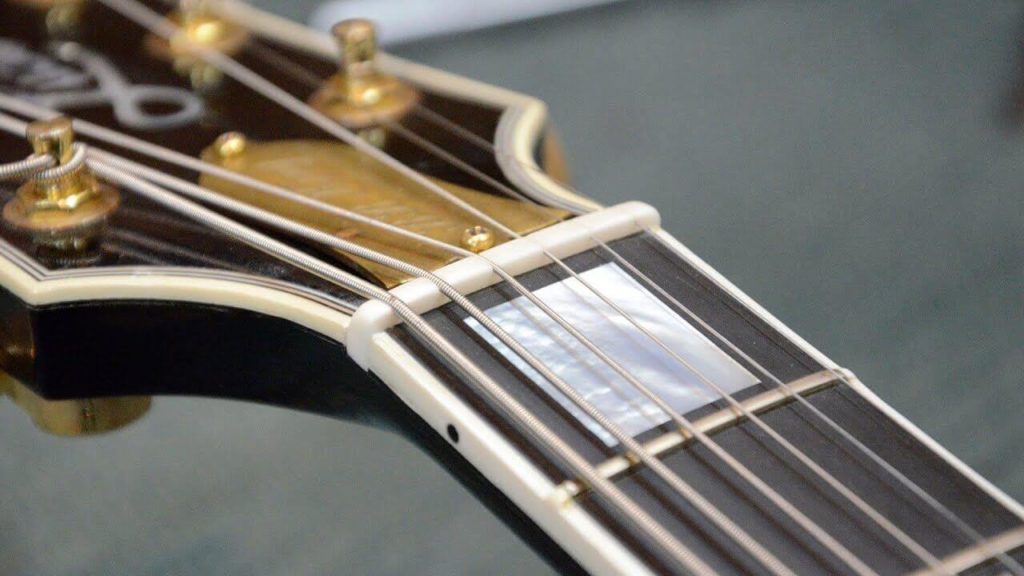 Imagen de cejilla o cejuela de una guitarra eléctrica