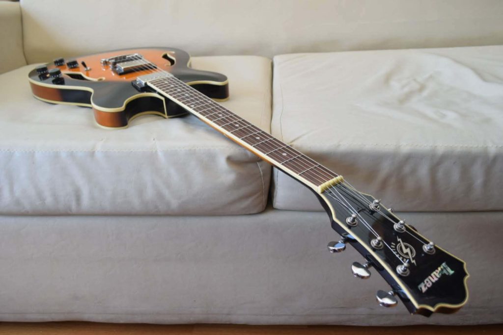 Image d'Ibanez AS73, une belle guitare électrique.