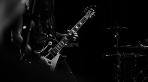 Guitarrista en recital tocando una Gibson Les Paul.