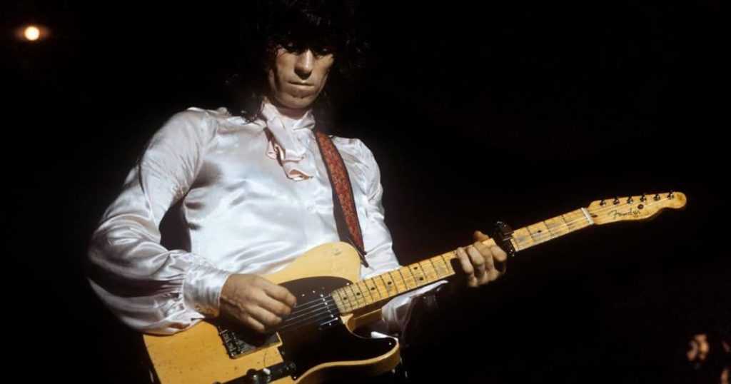 Keith Richards dei Rolling Stones, una band di British Invasion che ha tratto influenze dal blues americano e dall'R&B.