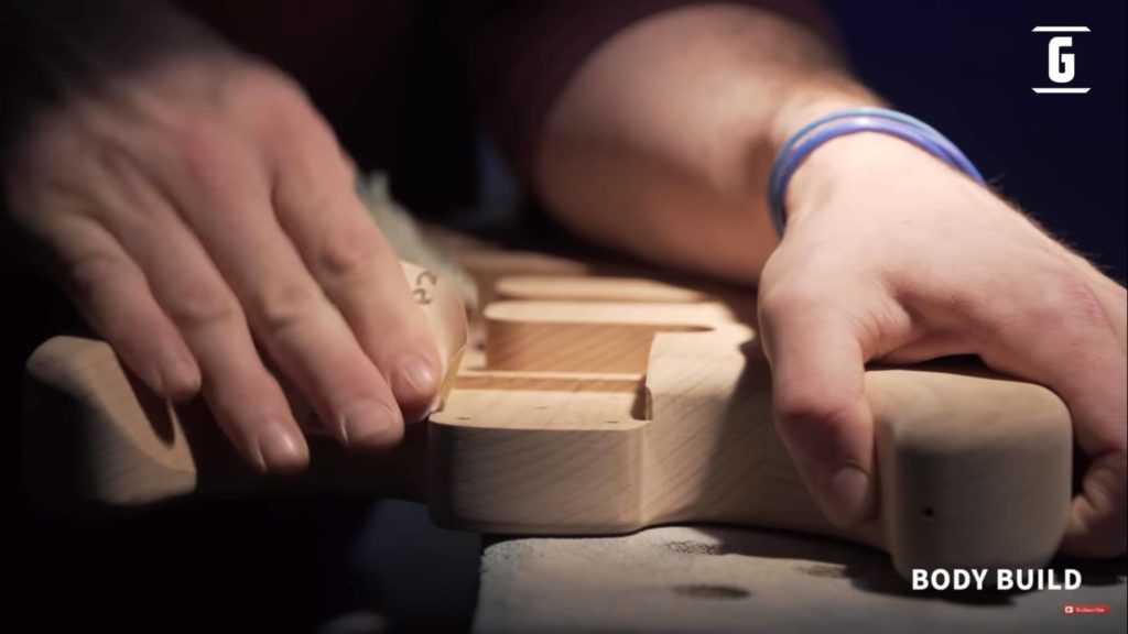 Proceso de lijado a mano en el cuerpo. Cómo se contruye una PRS.