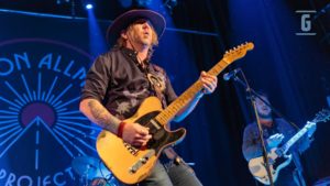 Devon Allman tocando una telecaster tour