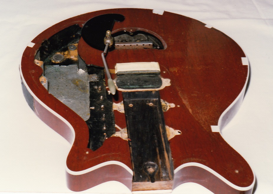 Brian Mays Red Special-Gitarrenkorpus mit seiner verlängerten Nackentasche, seinen originalen Tremolo- und Cavity-Reglern.