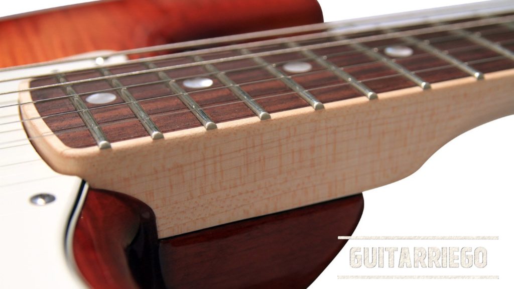 Guida ai tasti per chitarra: misure, tono, taglie, materiali
