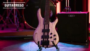 Cort Artisan A4 Ultra Ash, bajo con tapa de fresno y caoba.