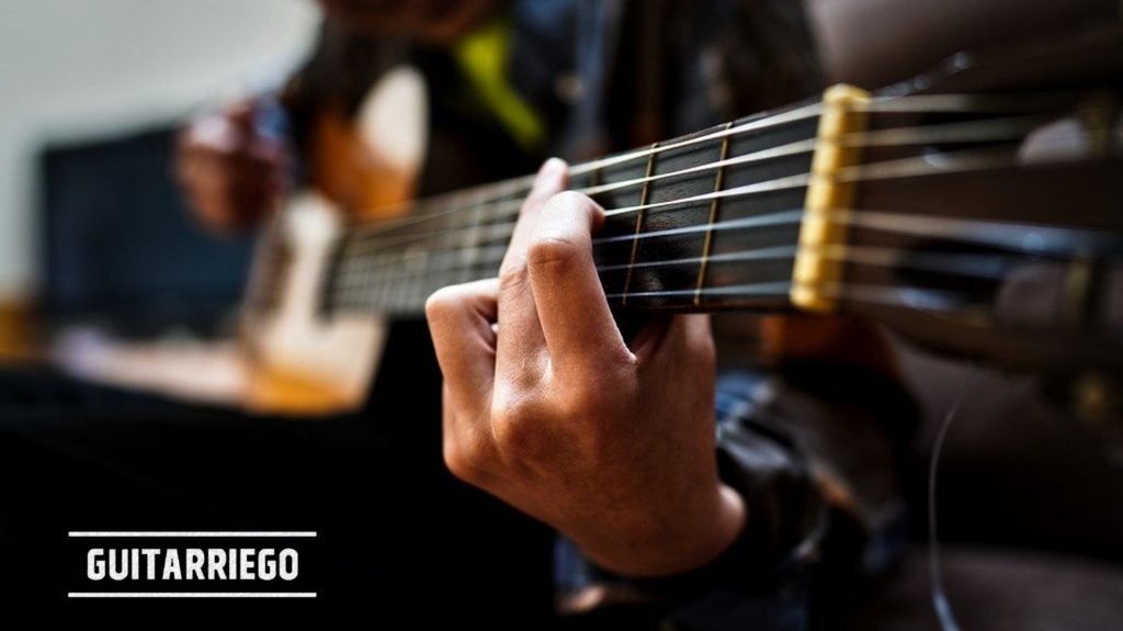 Tocando guitarra clásica probando con acordes para inspirarte.