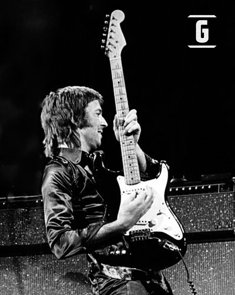 Clapton en acción con su Fender Stratocaster negra, su guitarra más querida en toda su carrera.