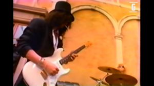 Slash tocando Fender Stratocaster, Duff McKagan en batería y Gilby Clarke el bajo.